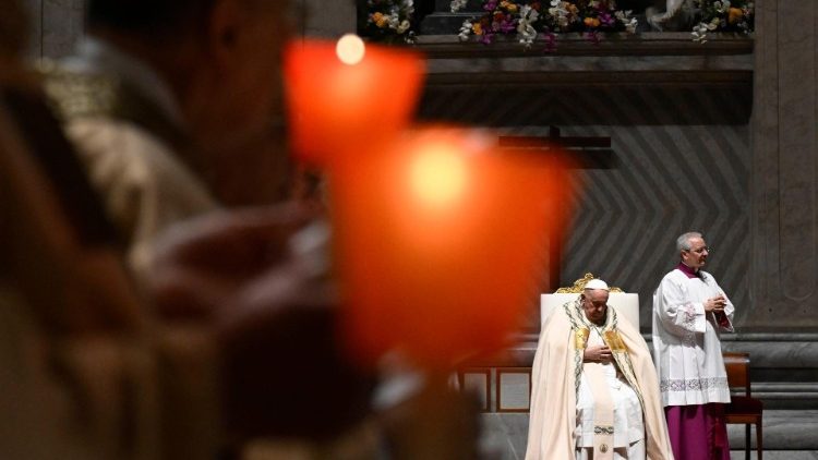 Papst Franziskus bei der Feier der Osternacht