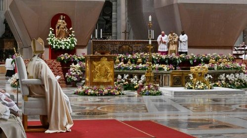Il Papa: Pasqua è speranza oltre i muri dell'egoismo e la ferocia delle guerre