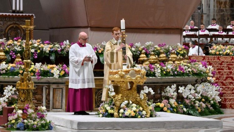 Il cero pasquale posto accanto all'altare papale