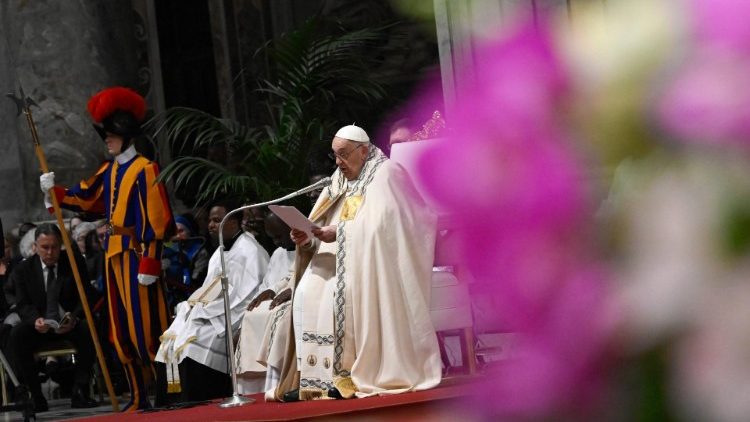 Un momento de la Vigilia Pascual 2024 en la Basílica de San Pedro - 30 de marzo. (Vatican Media)