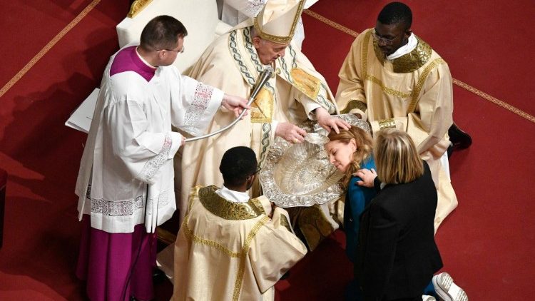 Il Papa battezza una catecumena 