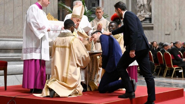 Papst Franziskus tauft Erwachsene in der Osternacht