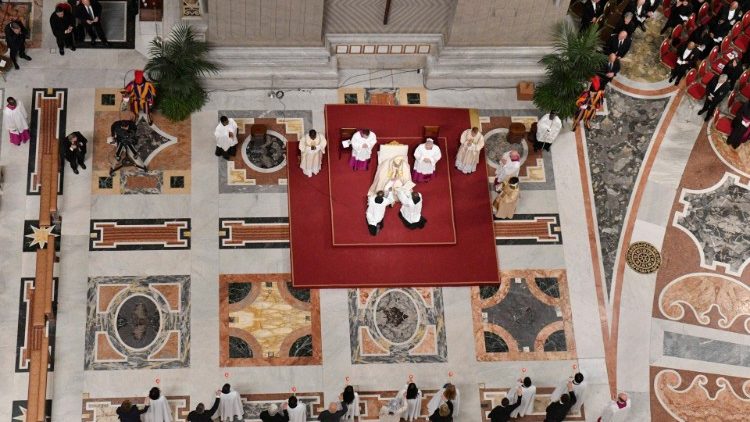 Vista de la Basílica de San Pedro durante la solemne Vigilia Pascual 2024 presidida por el Papa Francisco. (Vatican Media)