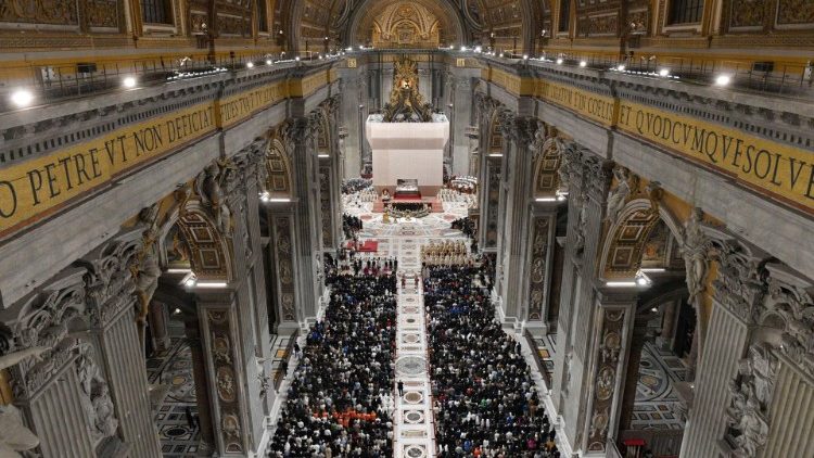 La Basilica Vaticana gremita di fedeli