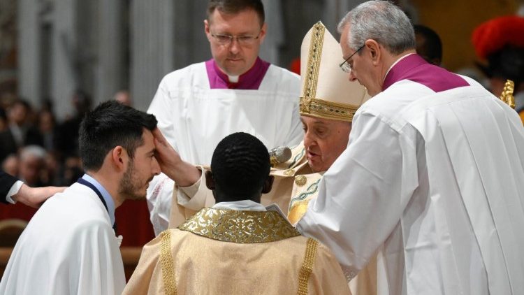 البابا فرنسيس يحتفل بالذبيحة الإلهية في العشيّة الفصحيّة