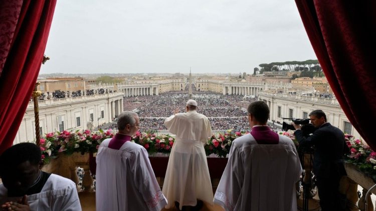 Папа Франциск по време на Пасхалното послание към Града и Света