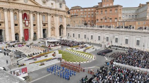 La Messa di Pasqua a San Pietro presieduta da Papa Francesco
