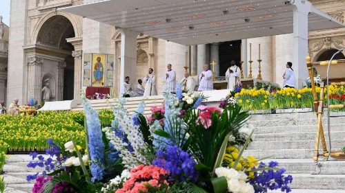 Le Pape a célébré la messe de Pâques place Saint-Pierre