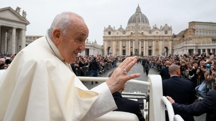 復活祭ミサ後、群衆に手を振る教皇フランシスコ