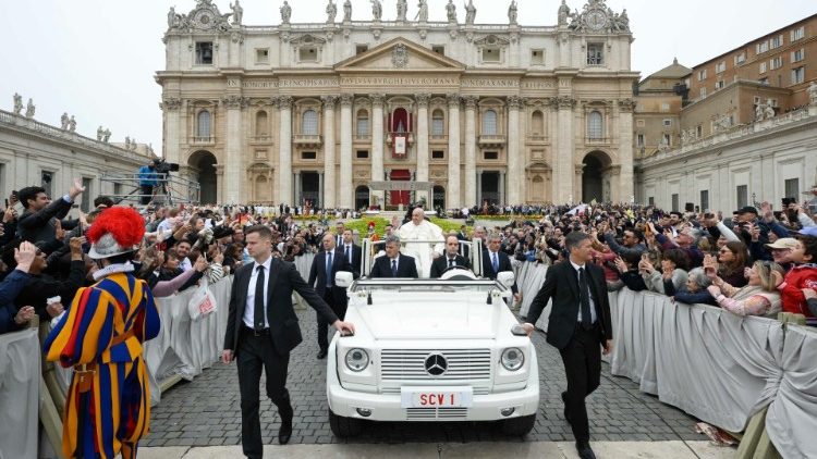 O Papa no papamóvel durante após a Missa de Páscoa