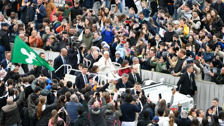 Il saluto di Papa Francesco ai fedeli e ai pellegrini 