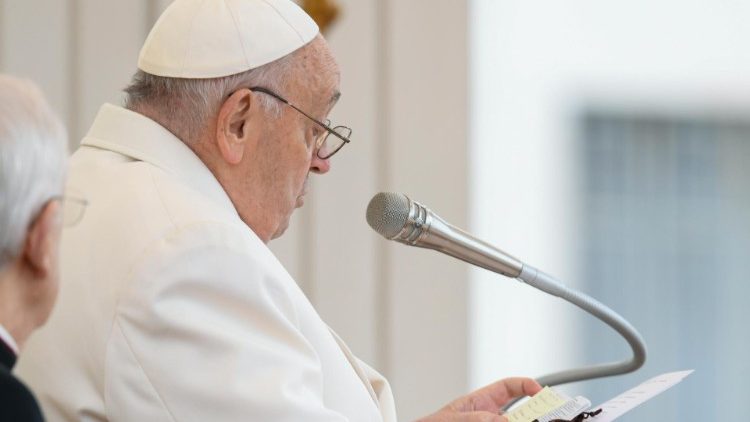 전쟁으로 고통받는 이들을 위해 기도하는 교황