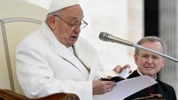 教皇フランシスコ、戦死したウクライナ人兵士のロザリオと聖書を手に　2024年4月3日の一般謁見で