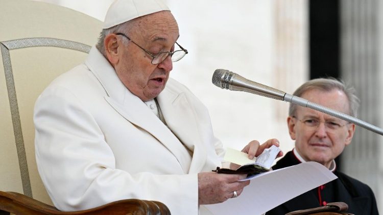 教皇フランシスコ、戦死したウクライナ人兵士のロザリオと聖書を手に　2024年4月3日の一般謁見で