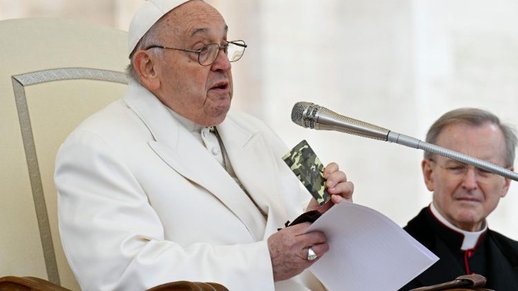 Il Papa con in mano il Nuovo Testamento appartenuto a un giovane soldato ucraino