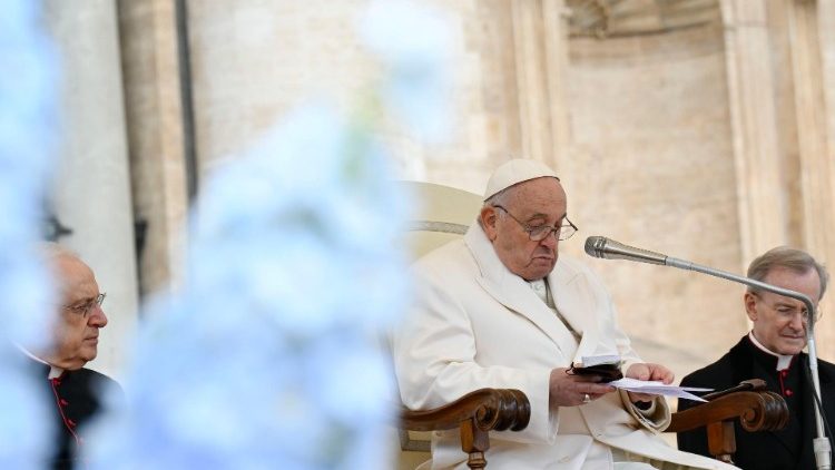 El Papa muestra el ejemplar del Nuevo Testamento y el rosario que le dejó un soldado ucraniano que murió durante la guerra. (Vatican Media)