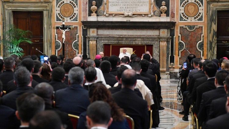 Ferenc pápa köszönti a szeminaristákat és nevelőket