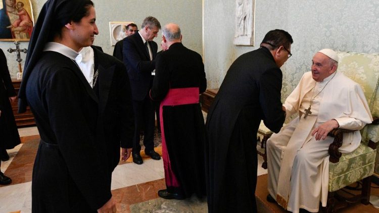 참가자들과 인사하는 프란치스코 교황