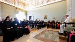 教皇フランシスコ、諸宗教対話ミーティングの参加者らと　2024年4月5日　バチカン宮殿