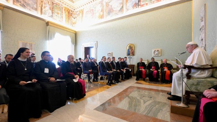 Papa Franjo sa sudionicima Prvog kolokvija između Dikasterija za međureligijski dijalog i Kongresa poglavara svjetskih i tradicionalnih religija