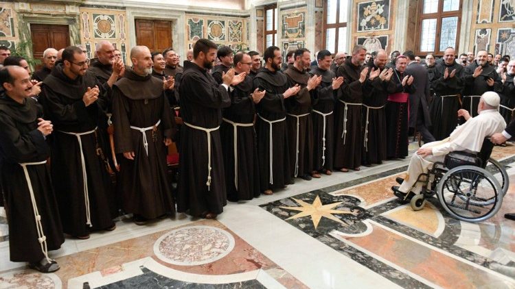 Le Pape a reçu une centaine de frères franciscains de Toscane (Italie), en salle Clémentine du Palais apostolique, le 5 avril 2024. 