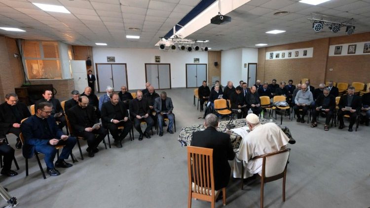 La discussion a eu lieu à huis clos dans la salle paroissiale de la paroisse Sant'Enrico. 