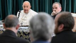 El Papa en el encuentro con los párrocos en la iglesia de San Enrique en Roma 