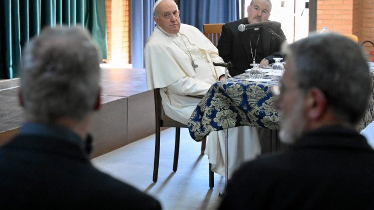 Il Papa durante il dialogo con i sacerdoti
