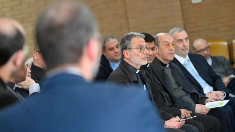 Intenzív pillanatok Róma püspöke és papjai között