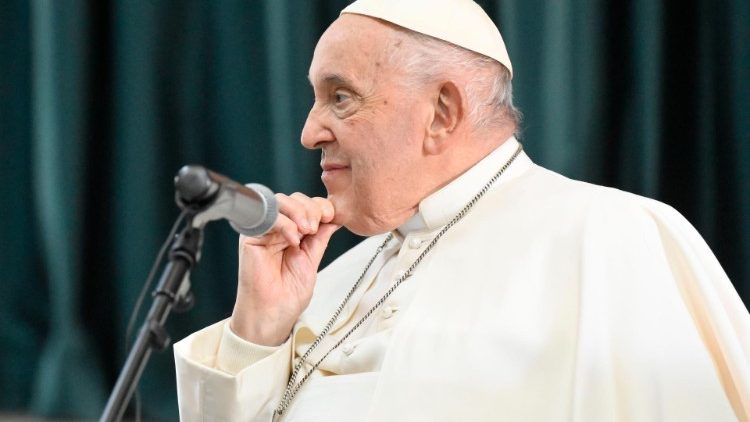 
                    Papa Francisco encontra sacerdotes com 40 anos de ordenação
                