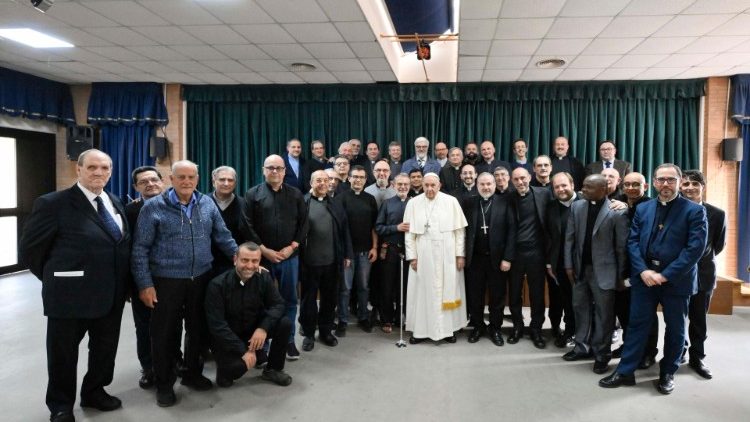 Foto grupal del Papa Francisco con los sacerdotes en la parroquia de San Enrique, barrio de Casal Monastero, en Roma - viernes 5 de abril de 2024. (Vatican Media)