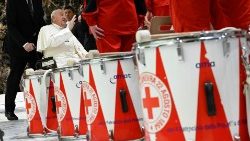 Папата с Италианския червен кръст