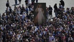 Gailestingumo sekmadienio „Regina Caeoli“ maldos dalyviai Šv. Petro aiktėje 2024 m. balandžio 7 d.