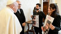 Die israelischen Familienangehörigen der von der Hamas Entführten an diesem Montag beim Papst