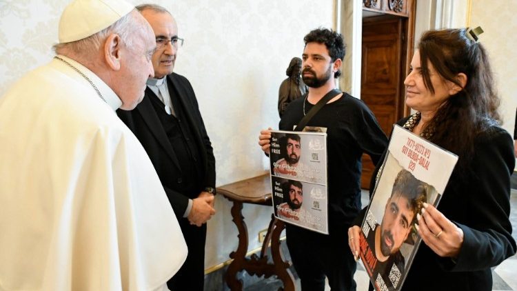 Pope Francis meets with relatives of Israeli hostages