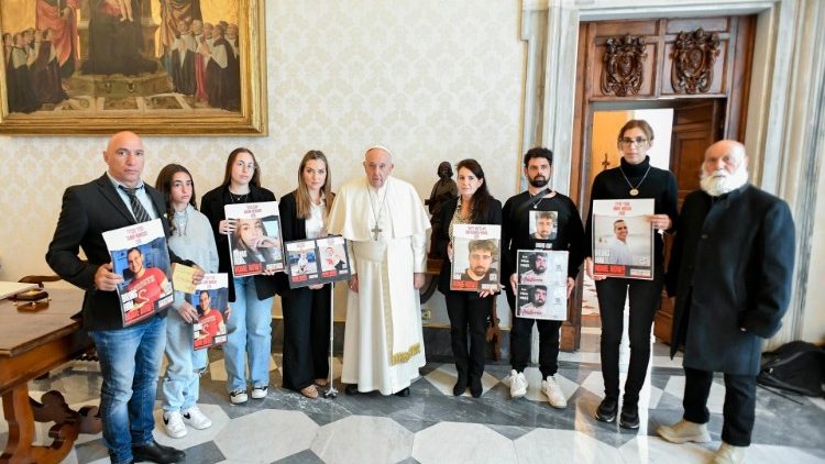 Le Pape et des proches de personnes encore aux mains du Hamas, ce lundi 8 avril au Vatican.