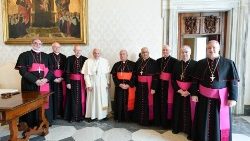 O Papa Francisco com os bispos da Sardenha