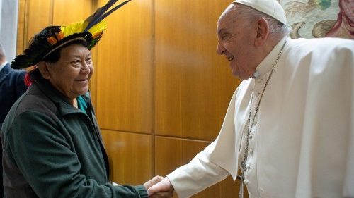 Schamane bittet Papst um Hilfe beim Schutz des Amazonasgebiets