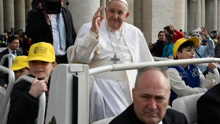 No início da Audiência Geral, o Papa saudou os fiéis a bordo do papamóvel