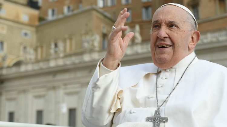 A pápa üdvözli a Szent Péter-téren összegyűlt híveket