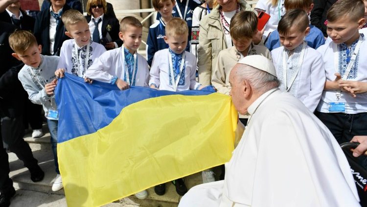 Francesco bacia la bandiera ucraina portata da alcuni bambini
