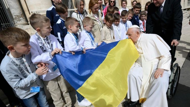Franciszek z ukraińskimi dziećmi