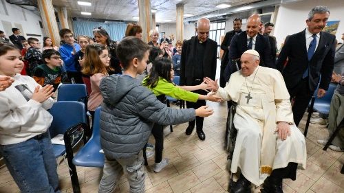 El Papa inaugura la "Escuela de Oración" con más de 200 niños 