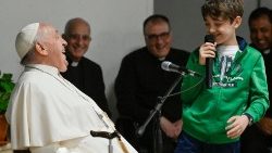 Påven Franciskus besökte på torsdagseftermiddagen den 11 april en grupp barn i församlingen San Giovanni Maria Vianney i Roms förort Borghesiana