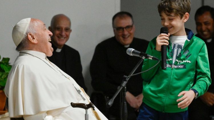 البابا فرنسيس يفتتح مدرسة الصلاة مع ٢٠٠ طفل في رعية في ضواحي روما