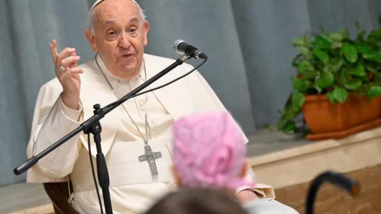 Muy animado por el encuentro, el Santo Padre escuchó las preguntas de los pequeños y las contestó con su habitual calidez. (Vatican Media)
