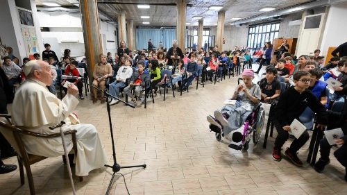 Le Pape dans une paroisse de Rome pour une heure de catéchisme avec 200 enfants