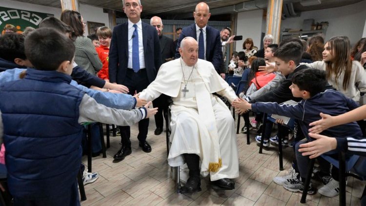 Los niños esperaron al Santo Padre con gozo y disfrutaron de una charla fraterna sobre distintos temas. (Vatican Media)