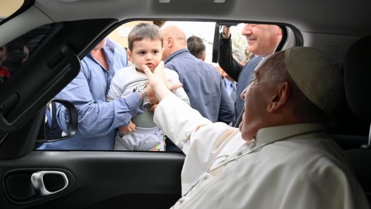 El Papa Francisco saludó y bendijo también a algunos fieles que lo esperaban afuera de la parroquia. (Vatican Media)