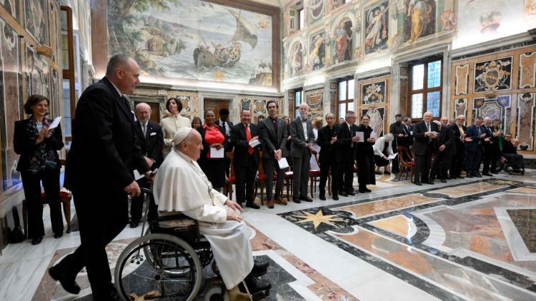 Le Pape accueilli par les membres de l'assemblée plénière de l'Académie pontificale des Sciences sociales.